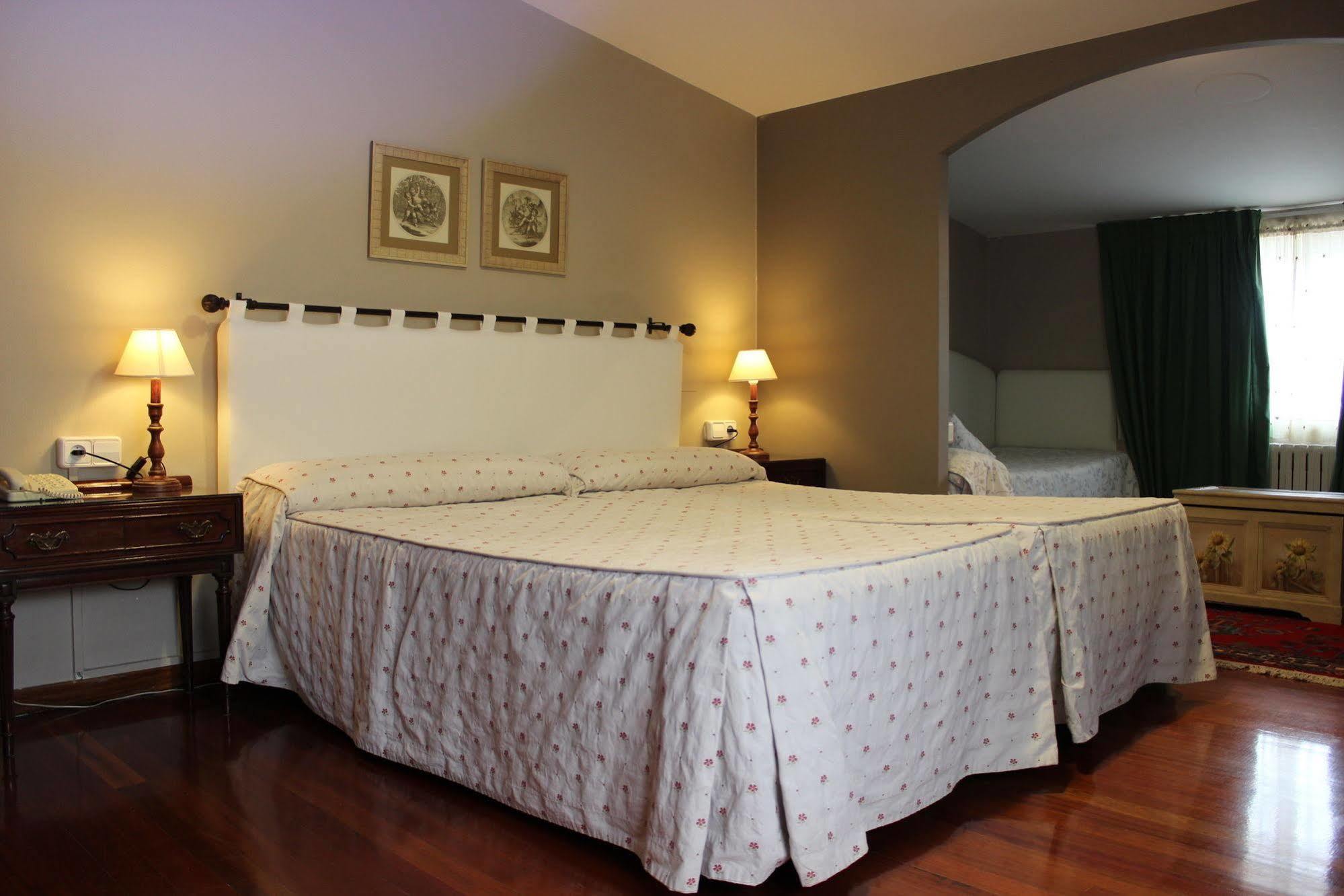 Hotel O Pino Bagian luar foto